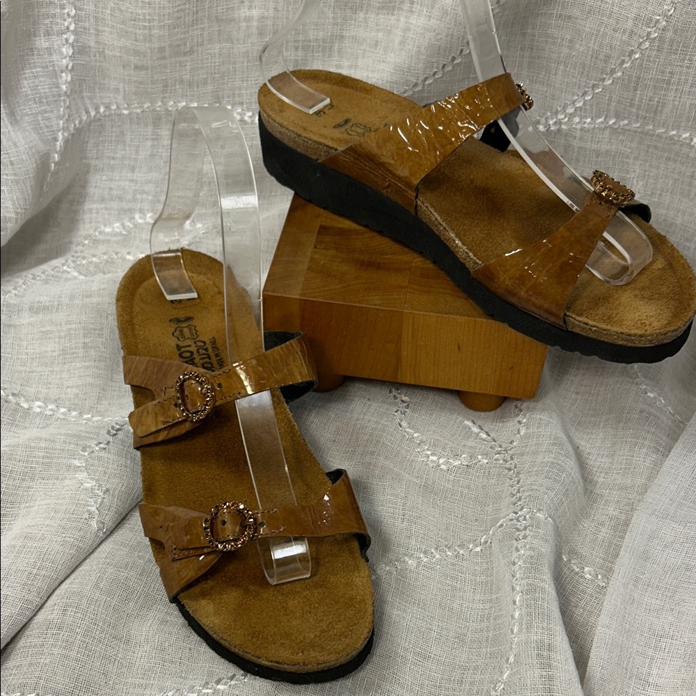 NWOT Naot leather sandals